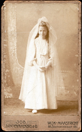 1908-Mia-Bastian,-comm-