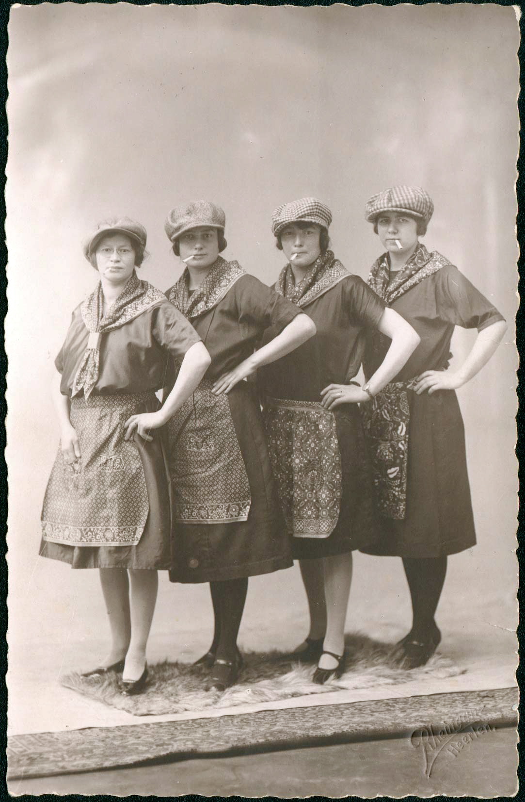 1927-Carnaval,-Mia-en-Lies-Bastian,-Jeanne-en-Dien-Kuyten