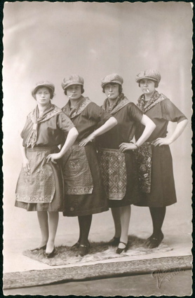 1927-Carnaval,-Mia-en-Lies-Bastian,-Jeanne-en-Dien-Kuyten